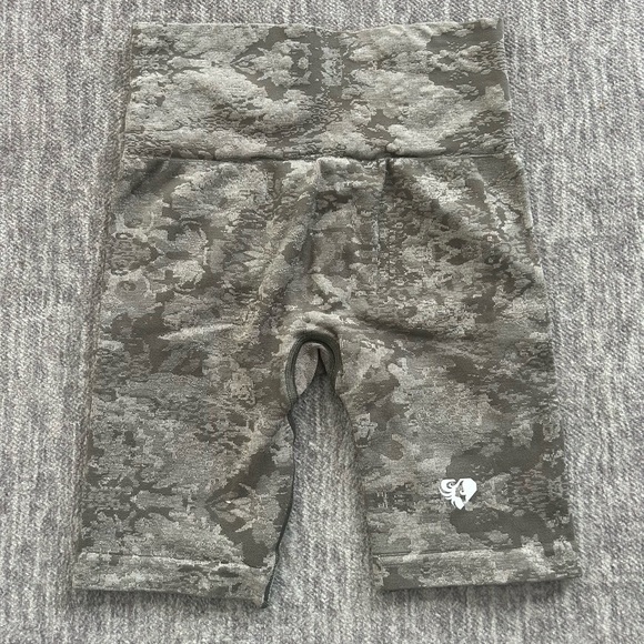 Women’s Best Shorts - Picture 2 of 3